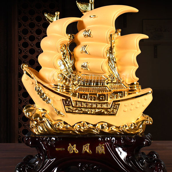 Khi bố trí vật phẩm phong thủy này, bạn nên để mũi thuyền hướng vào bên trong của bàn làm việc.