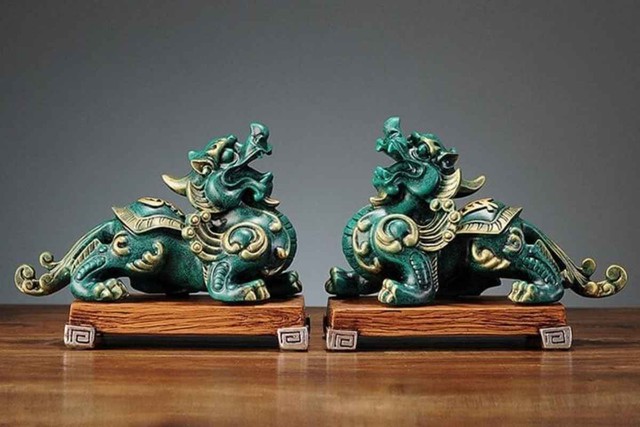 Khi chọn hình linh vật, bạn nên cân nhắc và tìm hiểu kỹ xem tượng nào tương hợp với tuổi của mình.