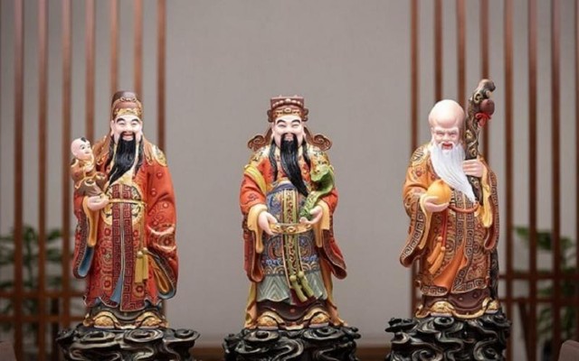 Phúc – Lộc – Thọ là ba vị thần mang lại may mắn, sức khỏe và giàu có được nhiều lựa chọn làm vật phẩm phong thủy cho bàn lãnh đạo.