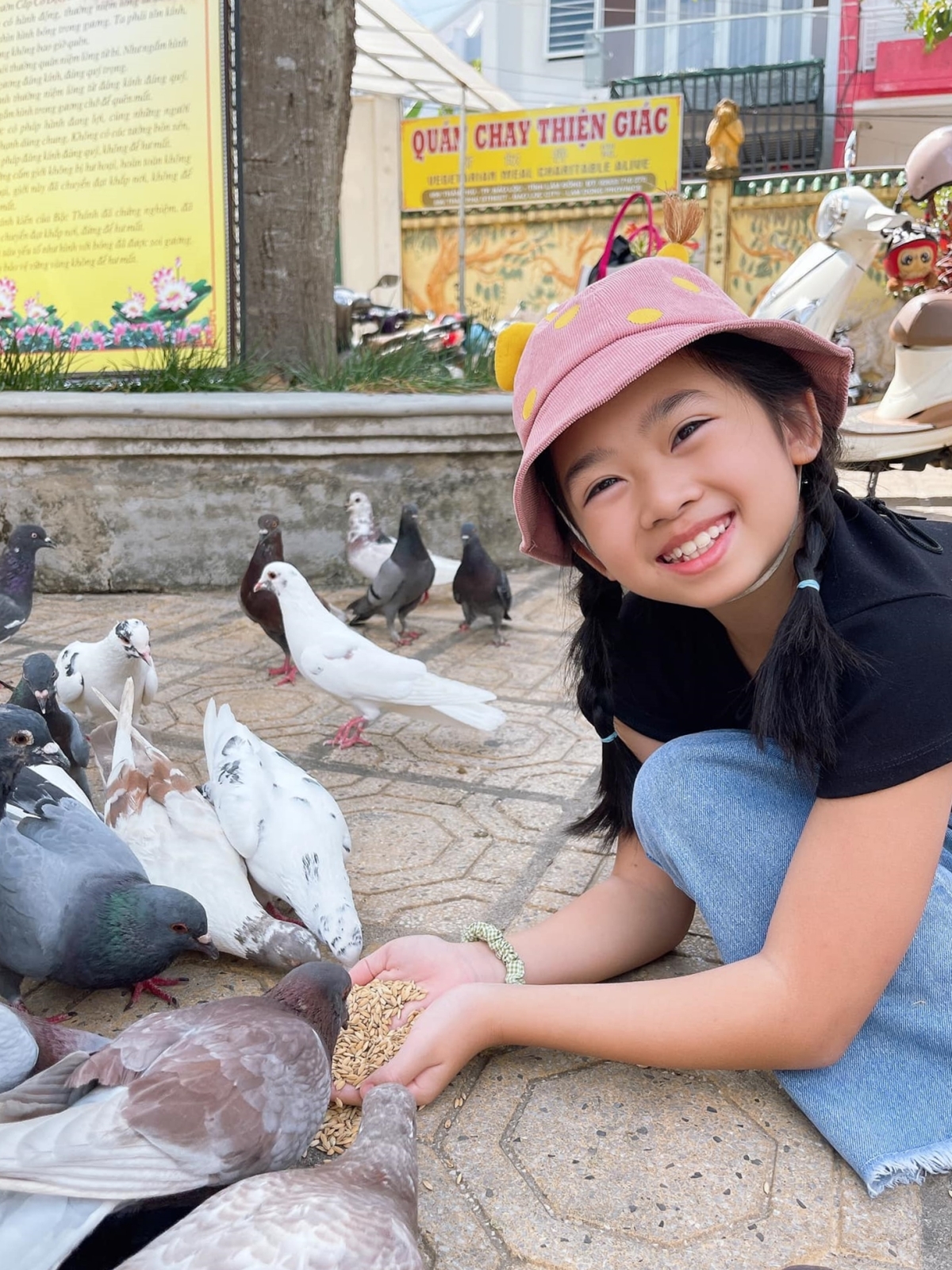 Cuộc sống của con gái Mai Phương bên bảo mẫu - 11