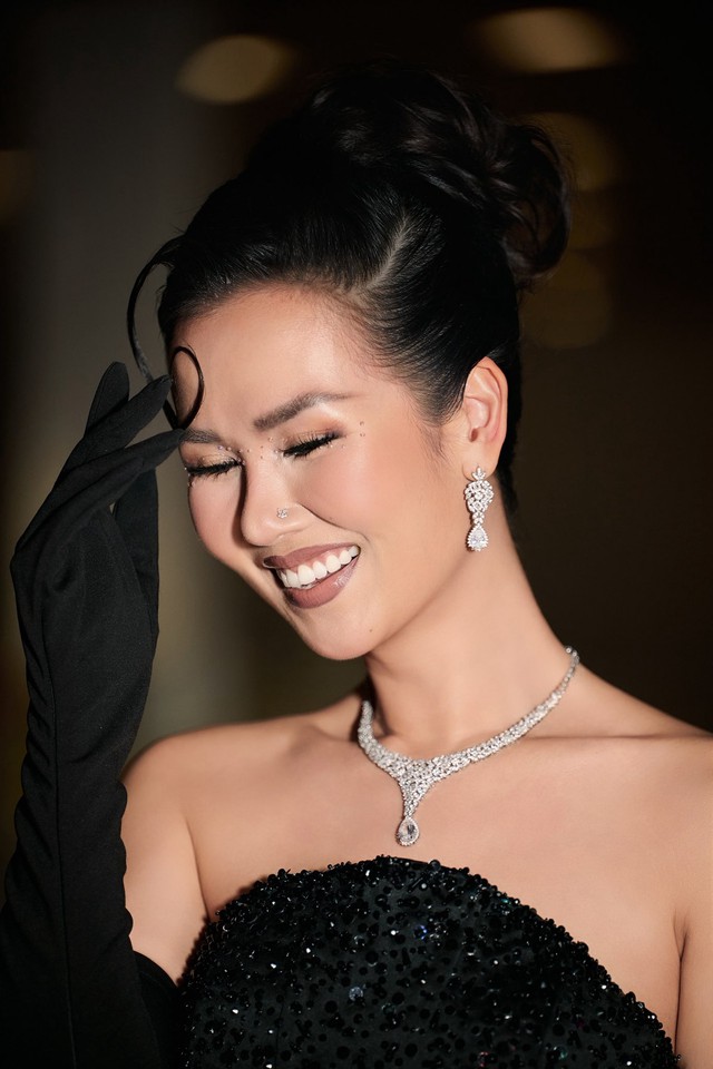 Bên cạnh đó, Võ Hạ Trâm còn có bí quyết riêng, đó là chế độ ăn uống: Điều mình thấy quan trọng nhất là kiểm soát chế độ ăn, 1 chế độ cân bằng dinh dưỡng, ít gia vị và uống nước, nữ ca sĩ này chia sẻ.
