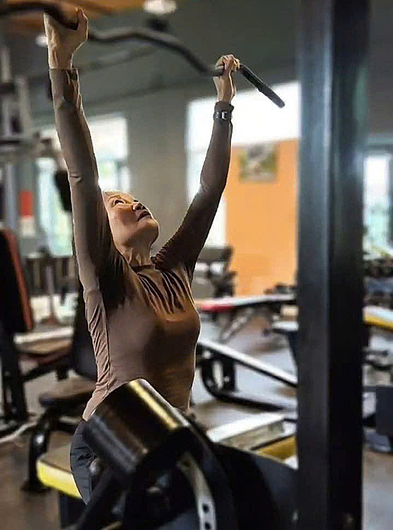 HÌnh ảnh cụ bà tập luyện gym hàng tuần. Ảnh: Ảnh chụp màn hình