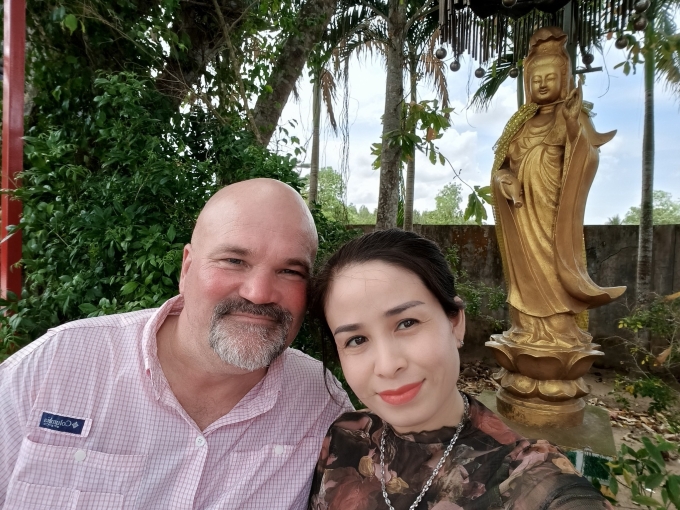 Anh Phillip Don Phillips và chị Bích Ngân trong chuyến du lịch Côn Đảo, tháng 5/2025. Ảnh: Nhân vật cung cấp