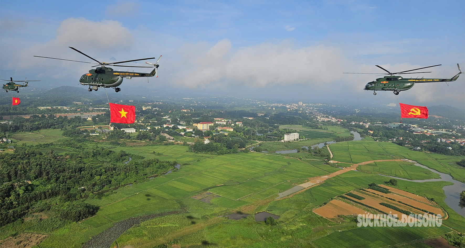 img src/upload/3-2025/images/2025-08-20/1755676850-may-bay-truc-thang-khoe-sac-co-to-quoc-co-dang-giua-troi-thu-ha-noi-4-5853-width1772height1040.jpg width660 /