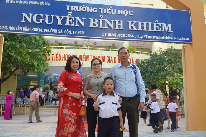 Lãnh đạo Trường Tiểu học Nguyễn Bỉnh Khiêm đón phụ huynh, học sinh lớp 1 ngày đầu tựu trường