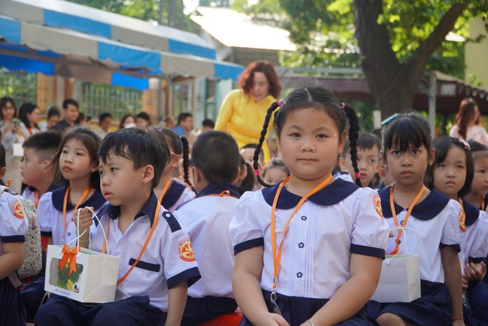Đồng loạt học sinh lớp 1, lớp 9 và 12 ở TP HCM chính thức tựu trường với nhiều cảm xúc