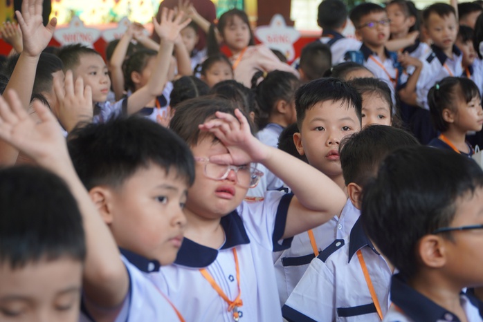Nhiều cảm xúc học sinh trong ngày tựu trường, trong đó có em khóc đòi mẹ