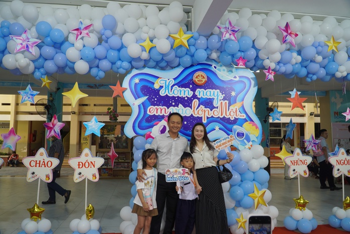 Cả gia đình cùng cổ vũ, động viên trong ngày đầu em vào lớp 1