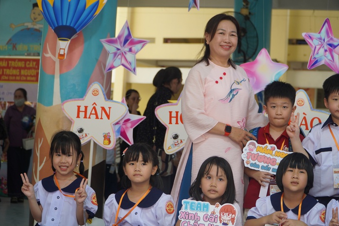 Giáo viên chủ nhiệm bên những tân học sinh lớp 1