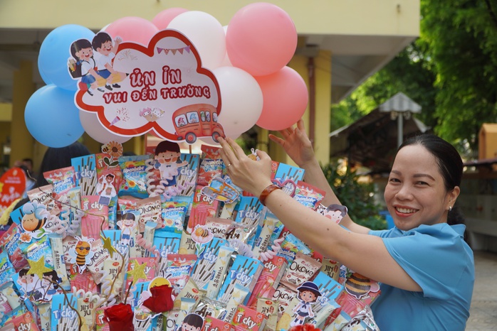 Cô bảo mẫu bên gian hàng của lớp