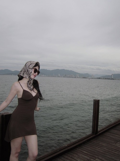 amp;#34;Công chúa dâu tâyamp;#34; Khổng Tú Quỳnh gợi cảm với bikini - 6