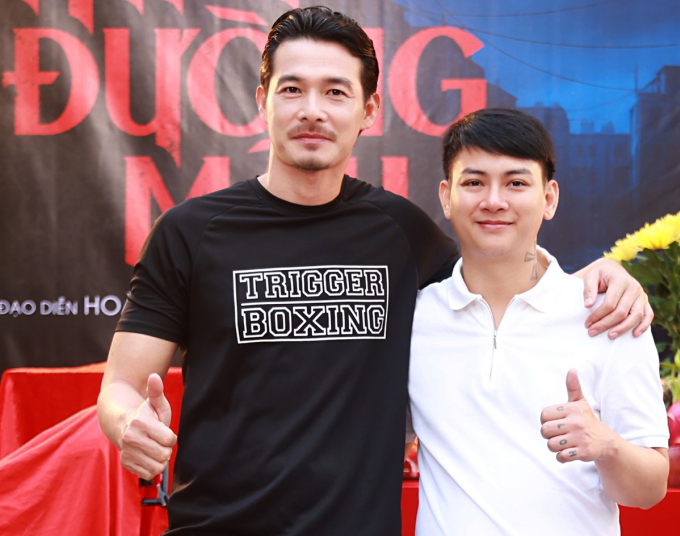 Quách Ngọc Ngoan và ca sĩ Hoài Lâm tại buổi cúng khai máy phim Thiên đường máu, hôm 14/8.