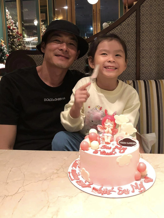 Quách Ngọc Ngoan bên con gái Sumi, tháng 11/2024.