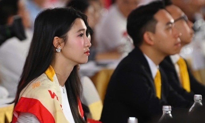 Á hậu Phương Nhi (trái) và chồng dự sự kiện sáng 19/8. Ảnh: Hoàng An