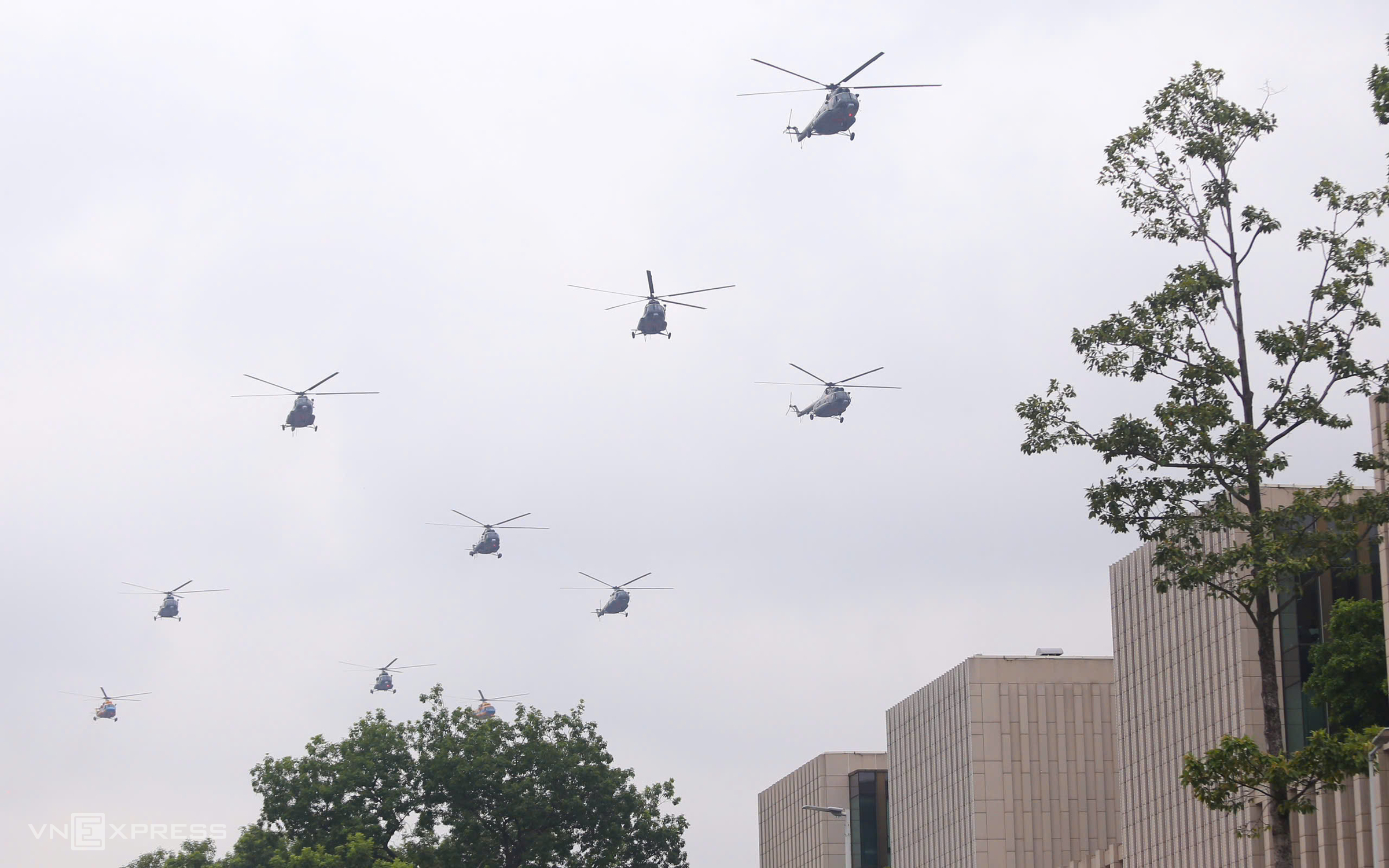Bên dưới, hàng trăm người dân ở khu vực quảng trường Ba Đình theo dõi, ghi lại hình ảnh trực thăng biểu diễn.  Ảnh: Tuấn Tâm - Tùng Đinh
