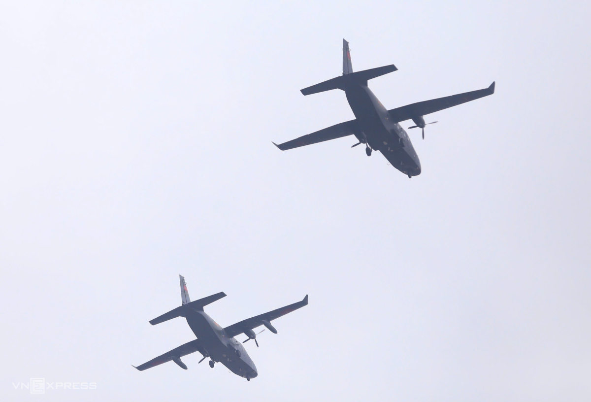 Ngay khi trực thăng hoàn thành biểu diễn, hai chiếc Casa vận tải xuất hiện. Casa C-295 có chiều dài hơn 24 m, sải cánh gần 26 m, cao hơn 8,6 m với khả năng chở tối đa lên đến 71 người và hơn 23 tấn hàng...