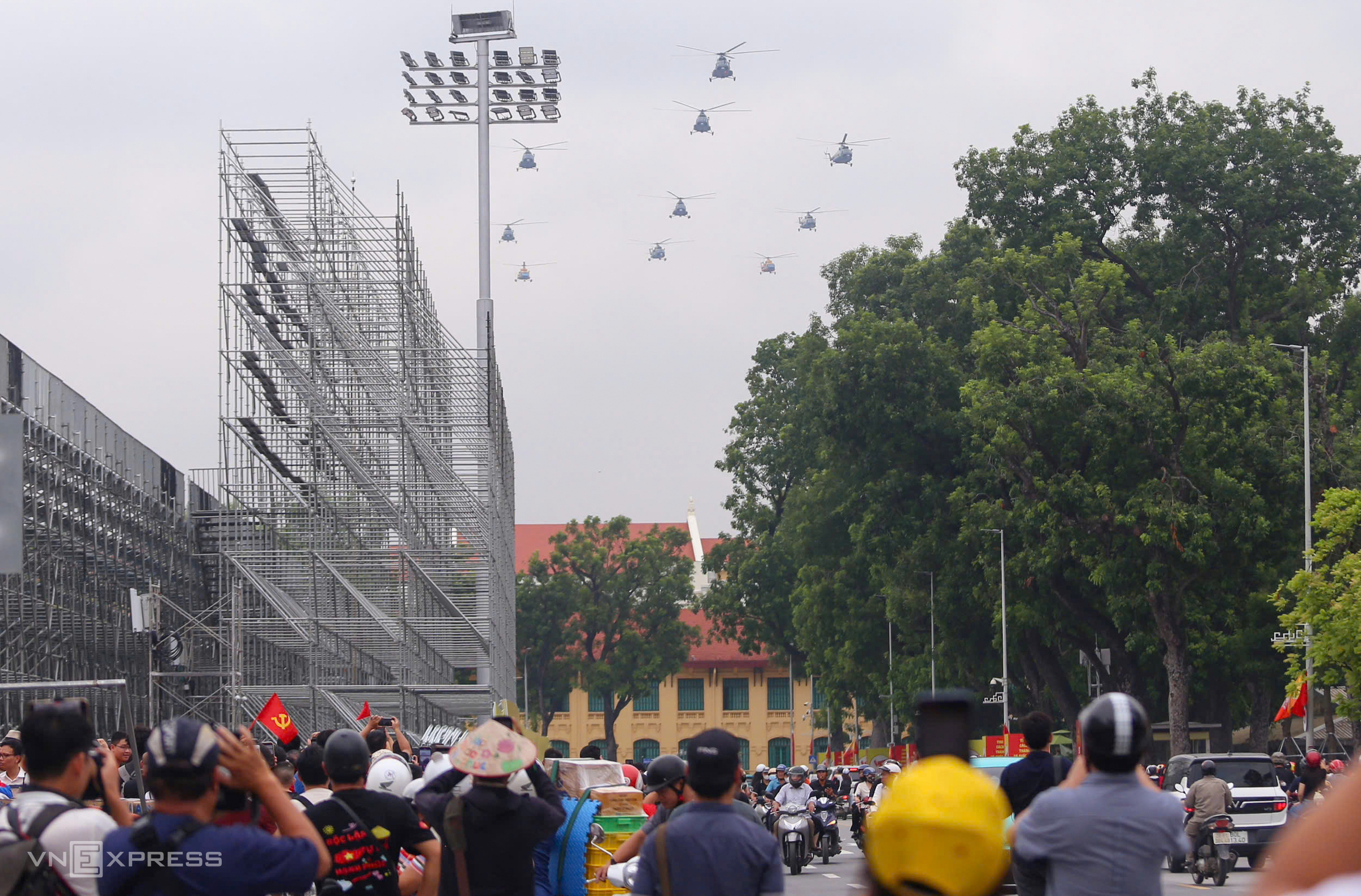 Trực thăng, CASA luyện bay trên quảng trường Ba Đình - 7