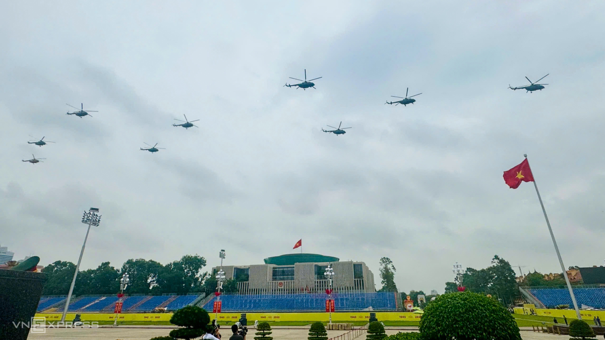 Trực thăng bay qua quảng trường Ba Đình. Mỗi vòng, trực thăng hạ thấp dần độ cao. Ảnh: Ngọc Linh