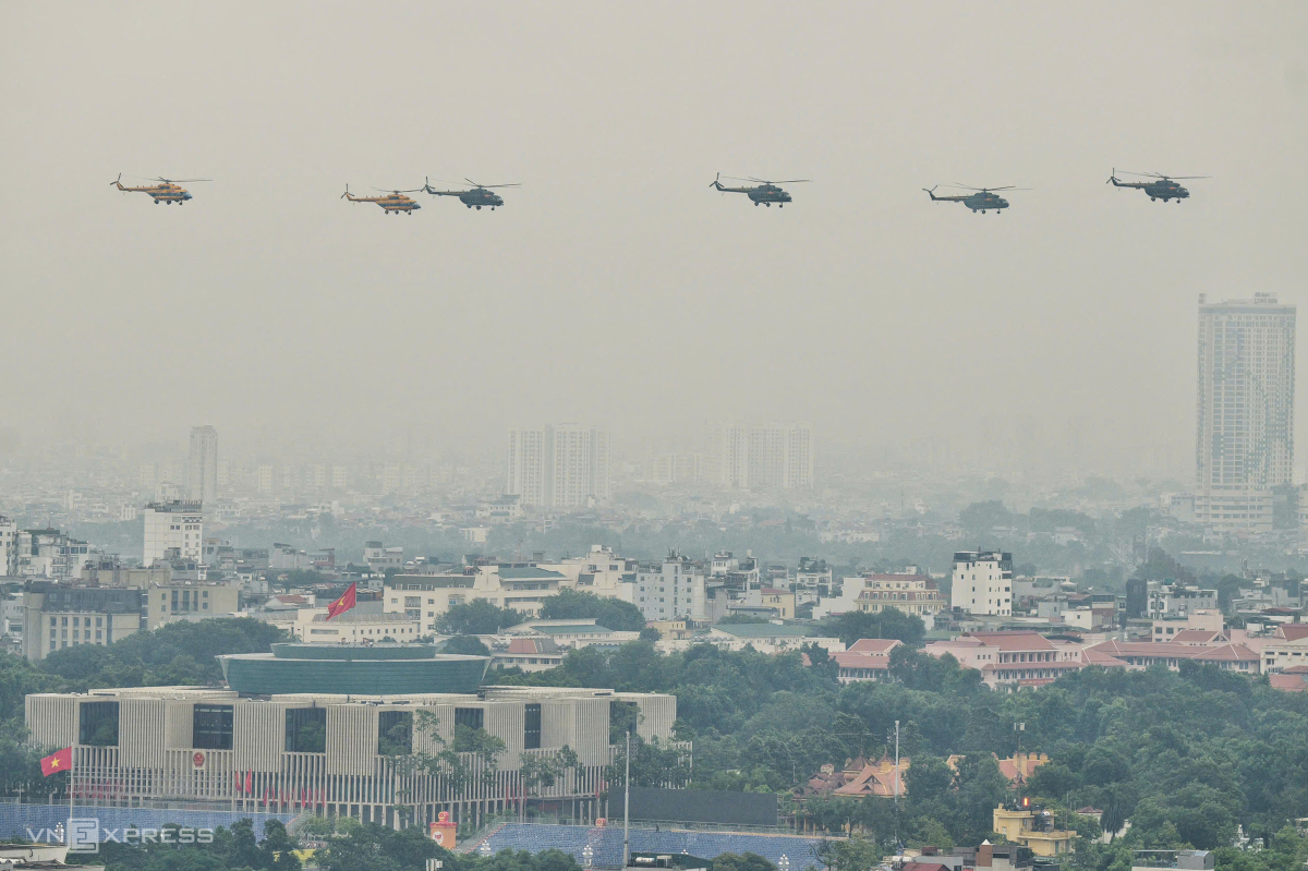 Thời tiết tại Hà Nội khoảng 25 độ C, trời mù và mát. Trực thăng bay 3 vòng quanh khu vực quảng trường Ba Đình. Ảnh: Ngọc Thành