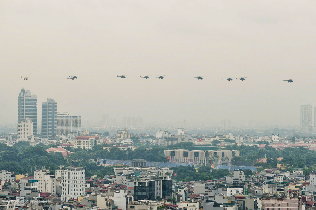 Đợt hợp luyện này, Không quân Việt Nam huy động các dòng trực thăng Mi-8, Mi-17, Mi-171 và Mi-172... biểu diễn.