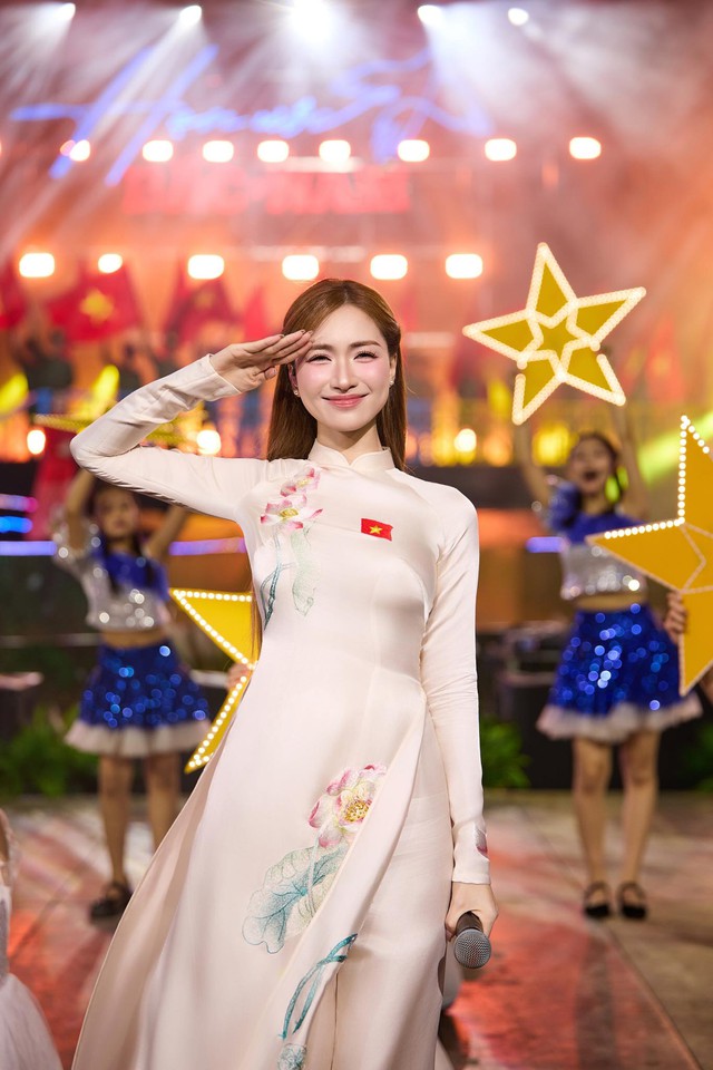 Cuối cùng, Hòa Minzy chăm uống nước và ăn rau củ quả nhiều để cấp vitamin từ bên trong giúp làn da thêm khỏe đẹp hơn.