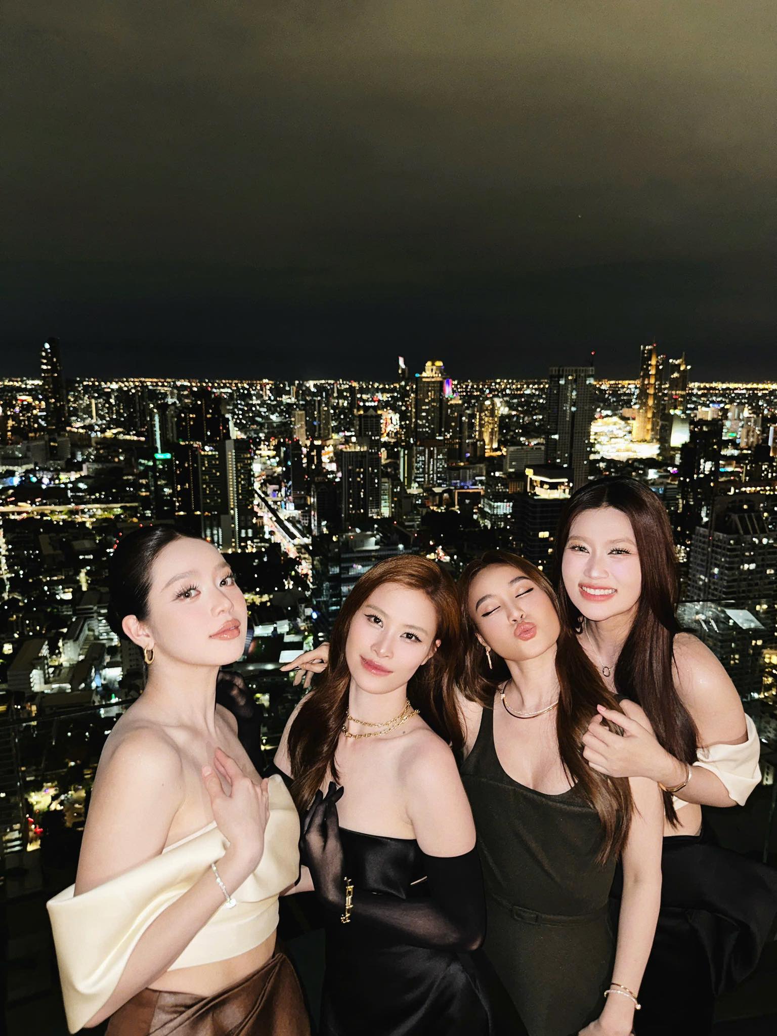 Mới đây, Ninh Dương Lan Ngọc gây chú ý khi đăng tải loạt ảnh lộng lẫy tạo dáng cùng 3 mỹ nhân đình đám: Ca sĩ Đông Nhi và 2 Hoa hậu là Thanh Thủy và Đoàn Thiên Ân tại một sự kiện ở Thái Lan.