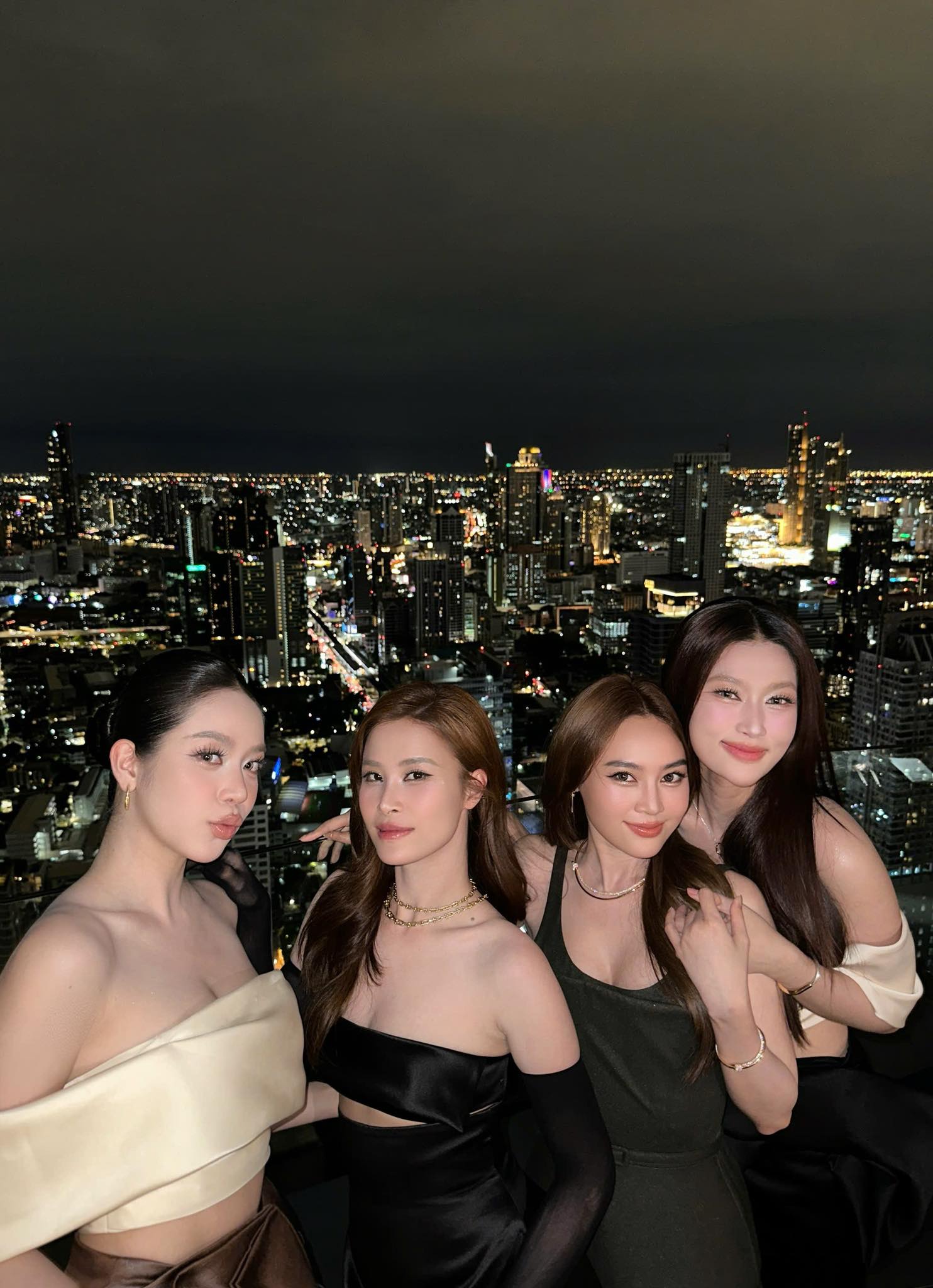 Trong hình, 4 người đẹp Việt lên đồ sang chảnh, ăn ý với concept đen trắng. Dù lớn tuổi nhất và đã là mẹ 2 con nhưng có thể thấy Đông Nhi không hề lép vế so với 3 đàn em.