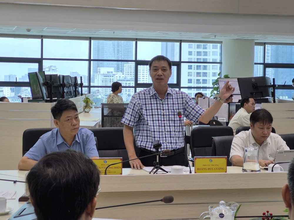 Ông Hoàng Đức Cường, Phó Cục trưởng Cục Khí tượng thuỷ văn, thông tin về áp thấp nhiệt đới/bão số 5. Ảnh: AH