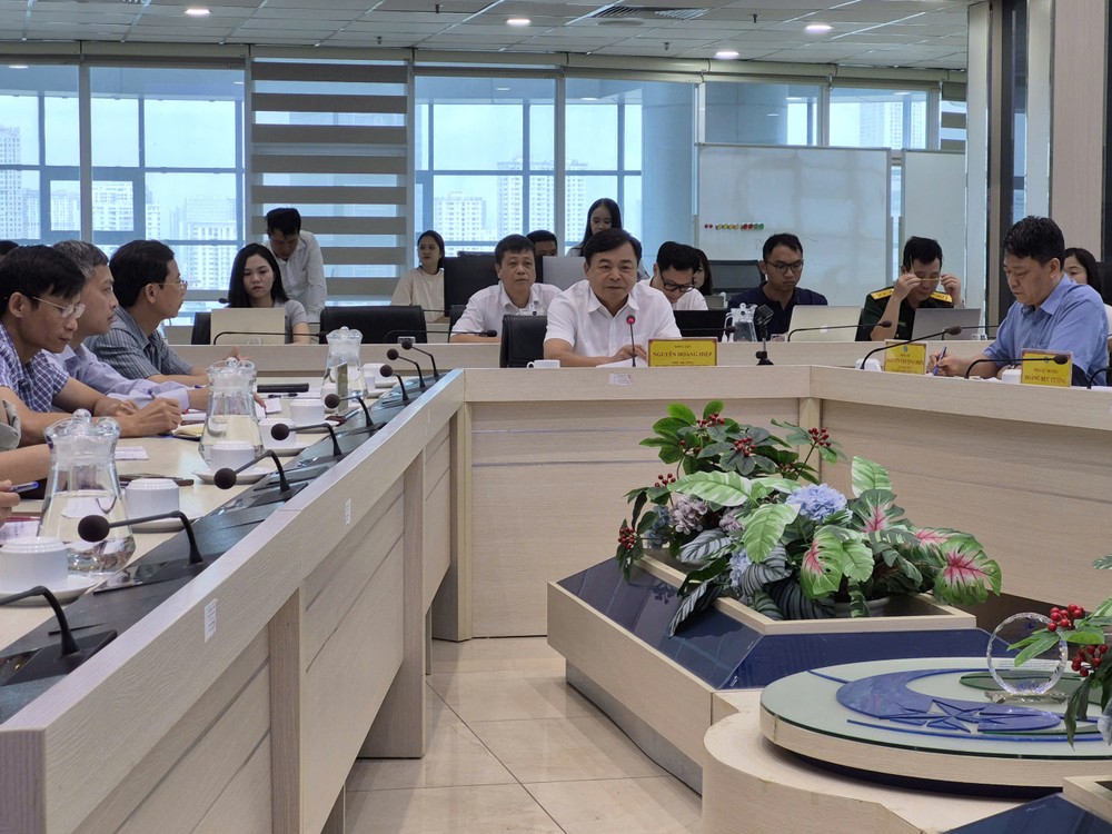 Thứ trưởng Bộ NNamp;MT Nguyễn Hoàng Hiệp chủ trì cuộc họp ứng phó sớm với áp thấp nhiệt đới/bão. Ảnh: AH