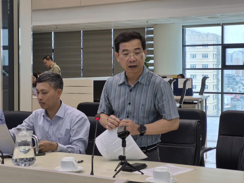 Ông Nguyễn Trường Sơn, Phó Cục trưởng Cục Quản lý đê điều và Phòng chống thiên tai, báo cáo tại cuộc họp. Ảnh: AH