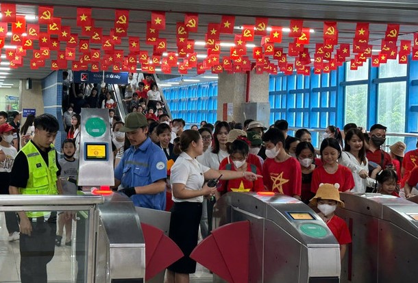 Lượng hành khách đi tàu trên cao đường sắt đô thị đông kỷ lục trong ngày tổng hợp luyện diễu binh, diễu hành đầu tiên ở Quảng trường Ba Đình (ngày 21-8). Ảnh: TTXVN