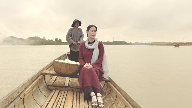 Trong phim Mưa đỏ, diễn viên Thân Thúy Hà, vào vai mẹ của nhân vật Quang vốn không phải là thử thách về mặt kỹ năng diễn xuất nhưng lại mang đến nhiều trải nghiệm cho chị. Nữ diễn viên nói: Đặt trong bối cảnh của bộ phim, có những phân đoạn dù đau khổ vì mất con nhưng tôi không được khóc vì đó là nỗi đau âm ỉ. Đã có nhiều khoảnh khắc tôi phải tự trấn an bản thân không được khóc nhưng câu chuyện và bối cảnh đã khiến tôi không kìm được cảm xúc.