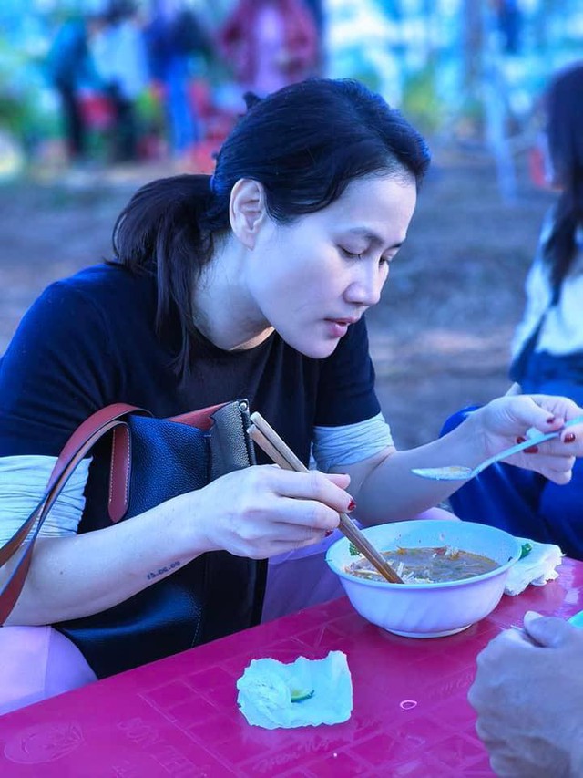 Trên trang cá nhân, Thân Thúy Hà không ngại khoe mặt mộc ở đời thường.