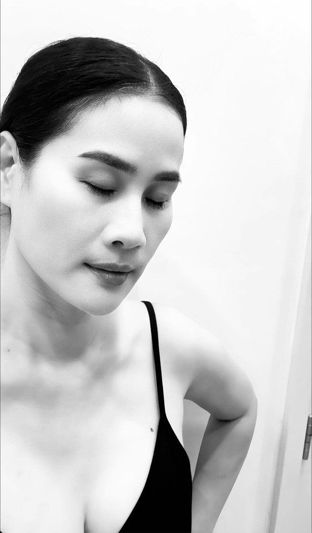 Với Thân Thúy Hà để có làn da khỏe đẹp, chị chọn cách ít trang điểm để da được thở. Nhờ vậy, ở tuổi 47, làn da của chị vẫn khỏe khoắn, trẻ đẹp.