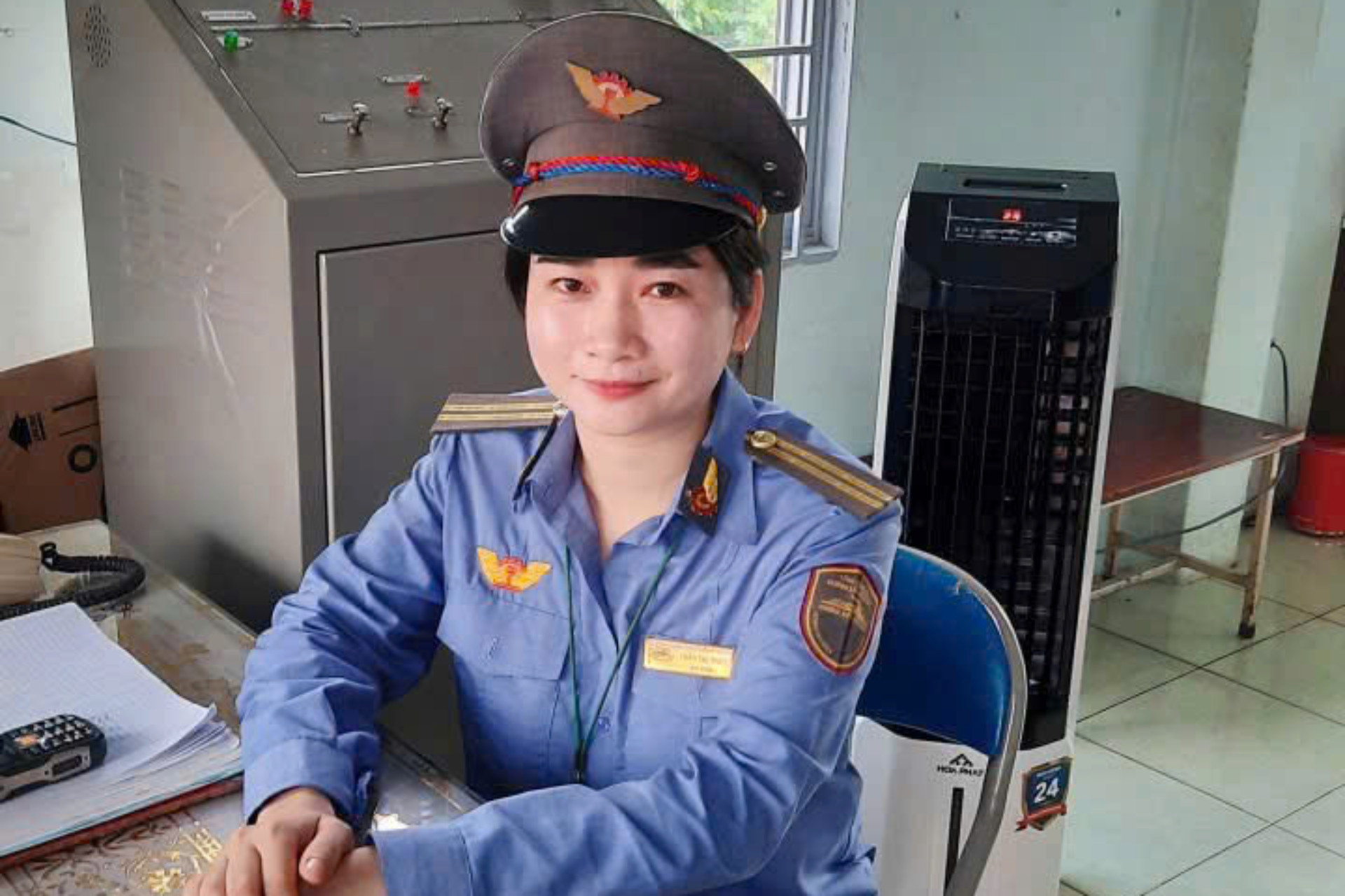 Chị Trần Thị Thủy - nhân viên gác chắn đường sắt. Ảnh: N.R