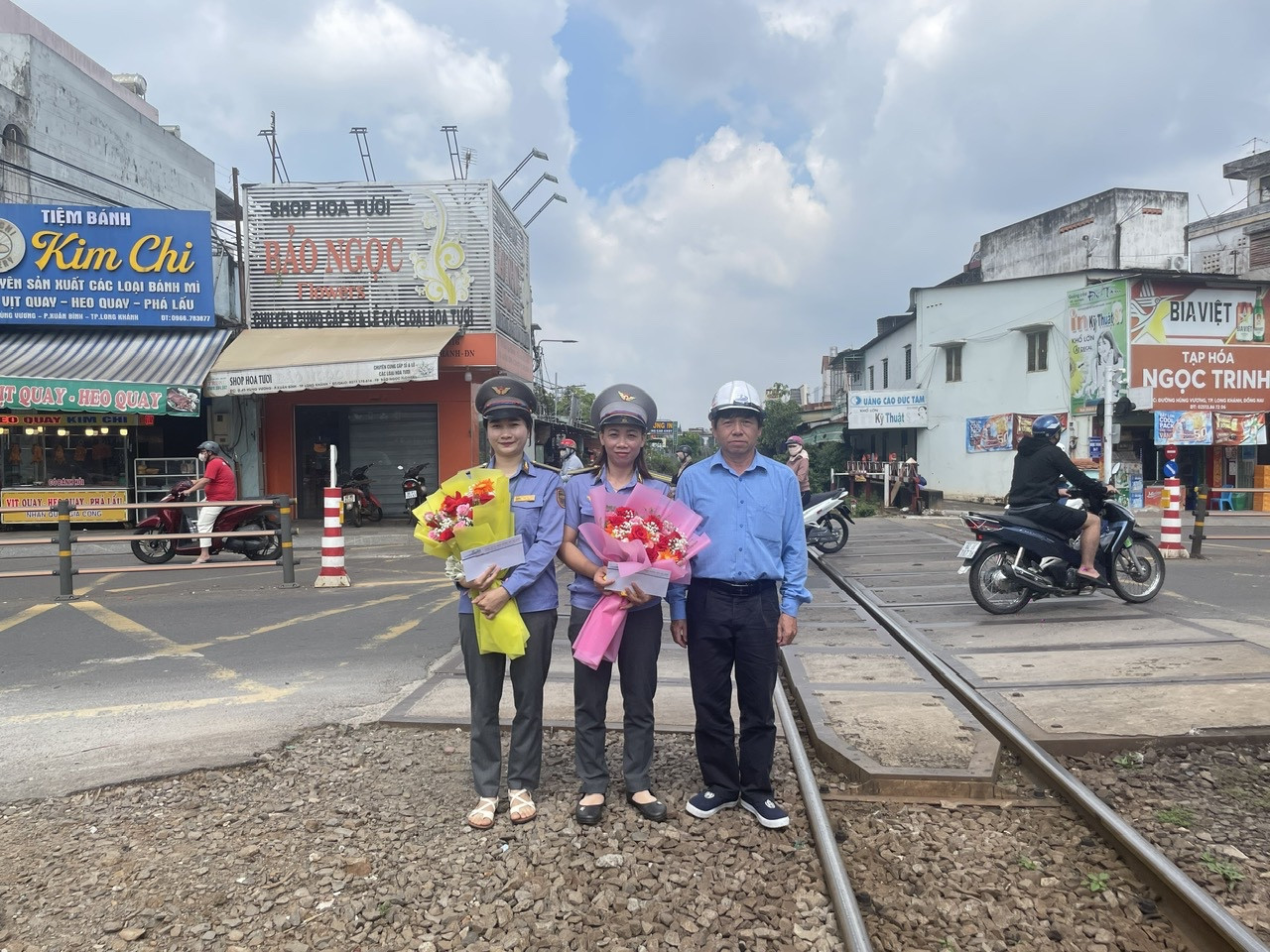 Đại diện CTCP đường sắt Sài Gòn khen thưởng 2 nhân viên gác chắn. Ảnh: A.X