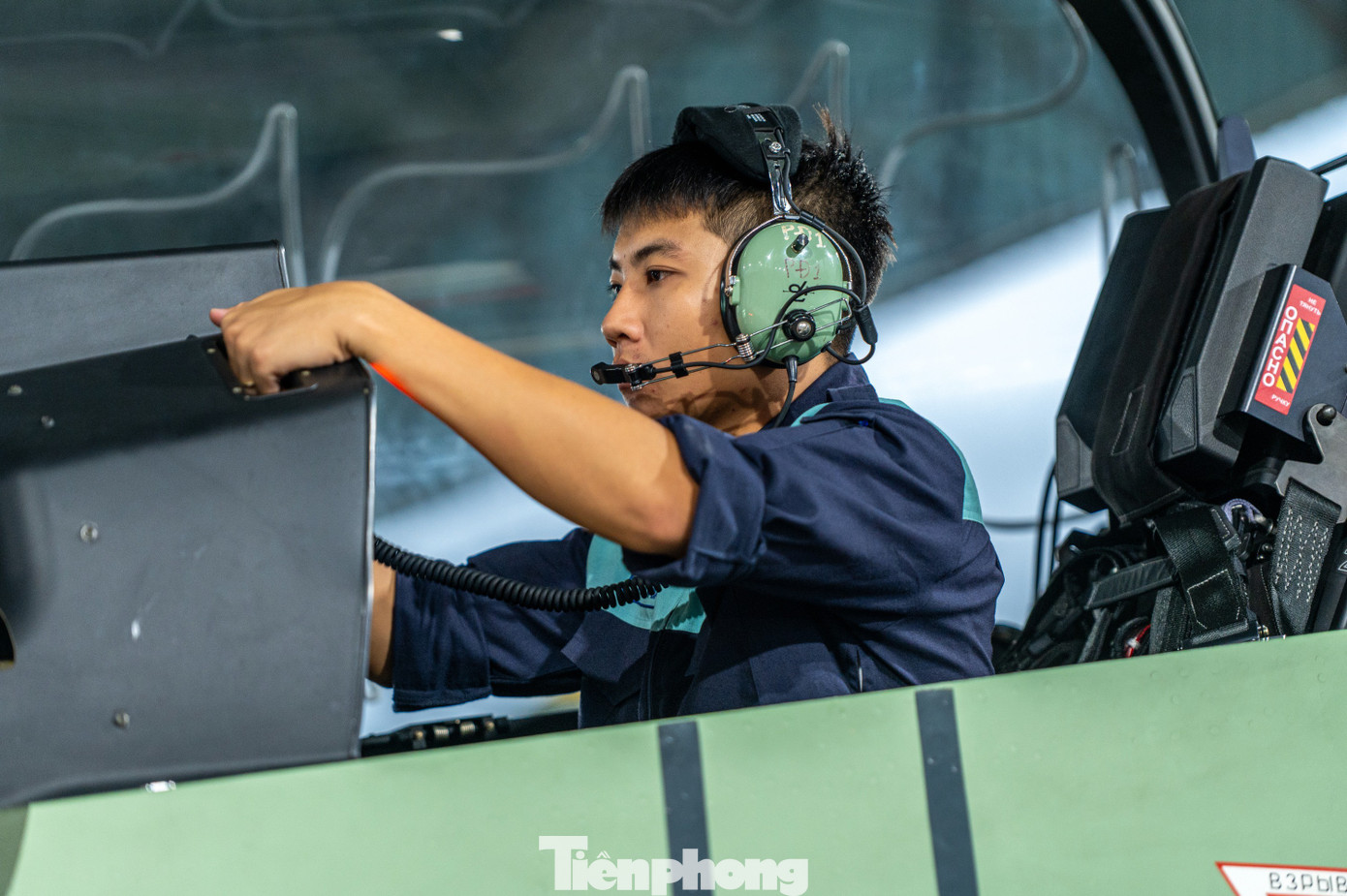 Anh Phạm Văn Đài - chiến sĩ kỹ thuật thuộc Trung đoàn Không quân 927, Sư đoàn 371, Quân chủng Phòng không - Không quân, cho biết toàn bộ công tác kỹ thuật được kiểm tra chặt chẽ bao gồm hệ thống điều khiển máy bay, liên lạc....