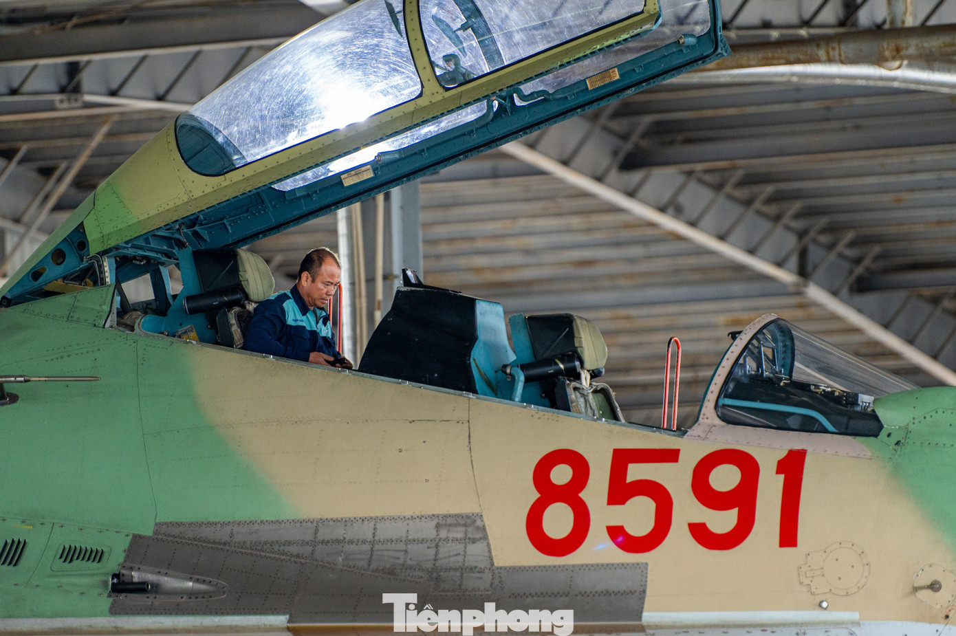 Các máy bay được bộ phận kỹ thuật kiểm tra kỹ càng từng chi tiết và được tiếp nhiên liệu đảm bảo cho hoạt động bay của máy bay khi triển khai nhiệm vụ tại Hà Nội.