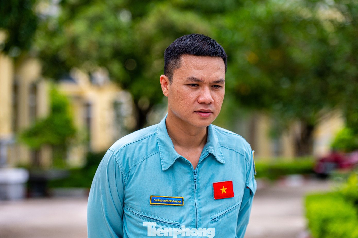 Thiếu tá Dương Hoàng Quỳnh - Phó phi đội trưởng huấn luyện 2, Trung đoàn Không quân 940, Trường Sĩ quan Không quân, cho biết trong quá trình thực hiện nhiệm vụ A80 anh cùng các đồng đội chuẩn bị tất cả những phương án, số liệu đường bay để luôn bảo đảm đúng thời gian và an toàn nhất. Các phi công tham gia bay biểu diễn đòi hỏi mỗi máy bay phải giữ được đúng cự ly tốc độ ở độ cao thấp, do đó các phi công sẽ cần thao tác chính xác trong suốt hành trình để vừa đảm bảo an toàn vừa tạo ra những màn trình diễn đẹp mắt.