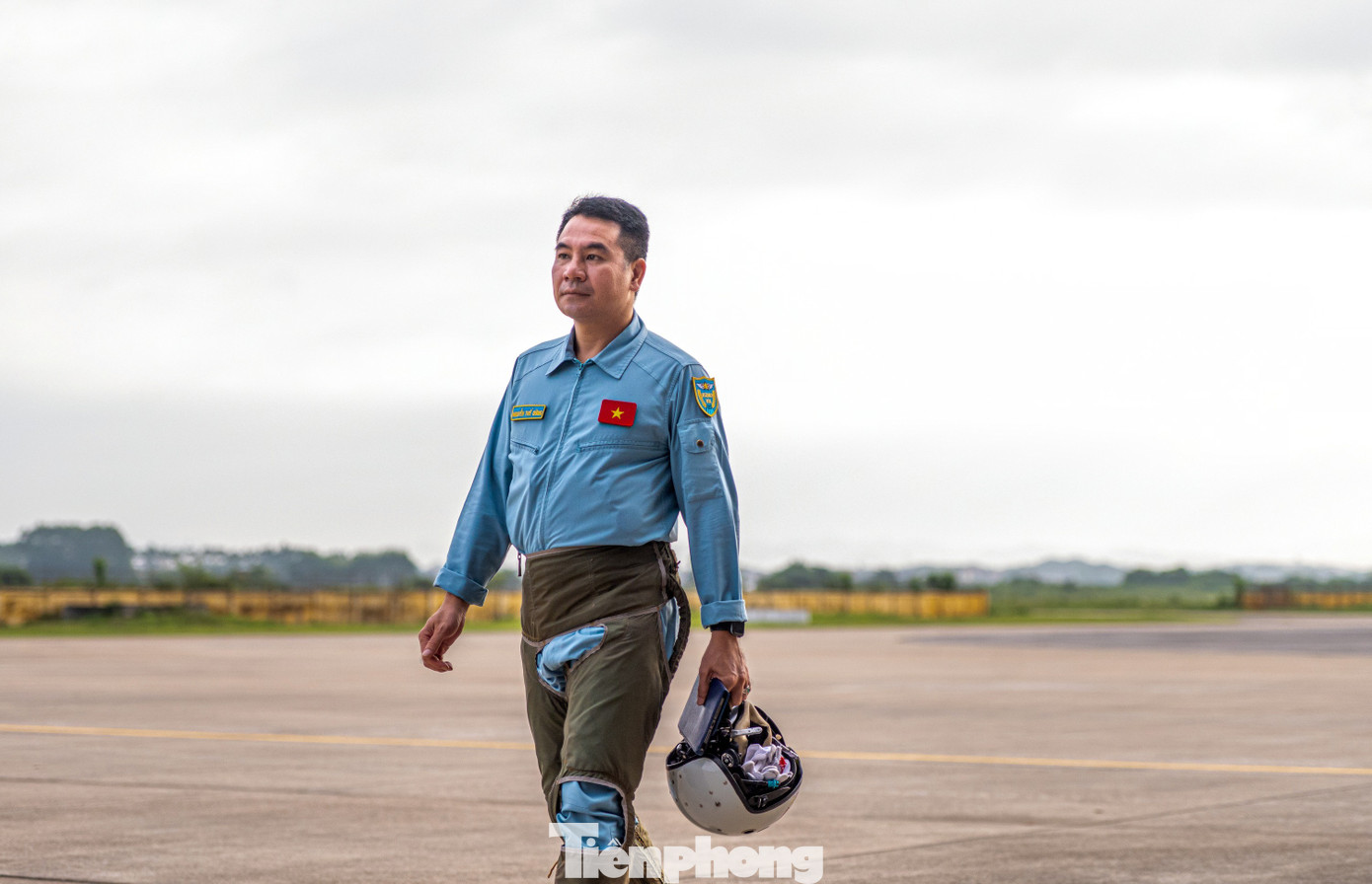 Đại tá Nguyễn Thế Dũng - Chủ nhiệm chính trị Sư đoàn 371, Quân chủng Phòng không - Không quân, dẫn đầu đội hình máy bay Hổ mang chúa Su-30KM2 đã từng có màn biểu diễn mãn nhãn người xem trên bầu trời Dinh Độc Lập (TP Hồ Chí Minh) trong sự kiện kỷ niệm 50 năm Ngày Giải phóng miền Nam 30/4.