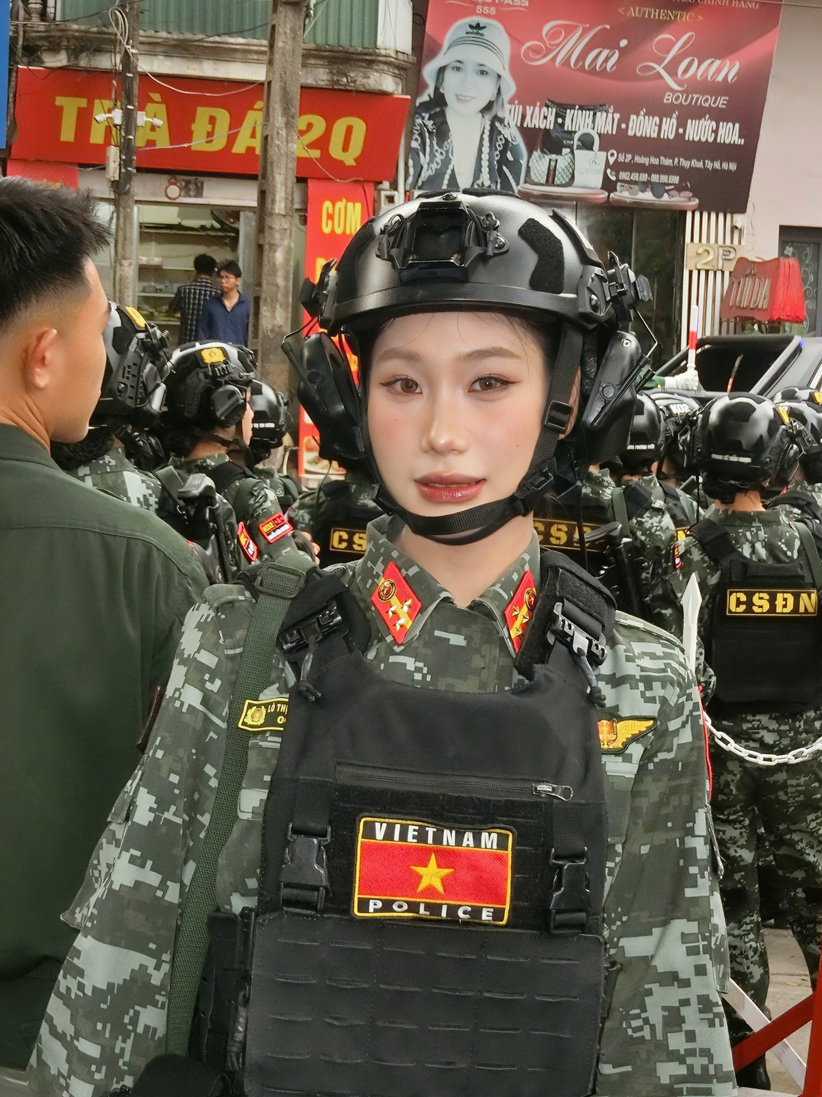 Bông hồng thép xinh đẹp giữa đội hình Cảnh sát đặc nhiệm của A80 - 1