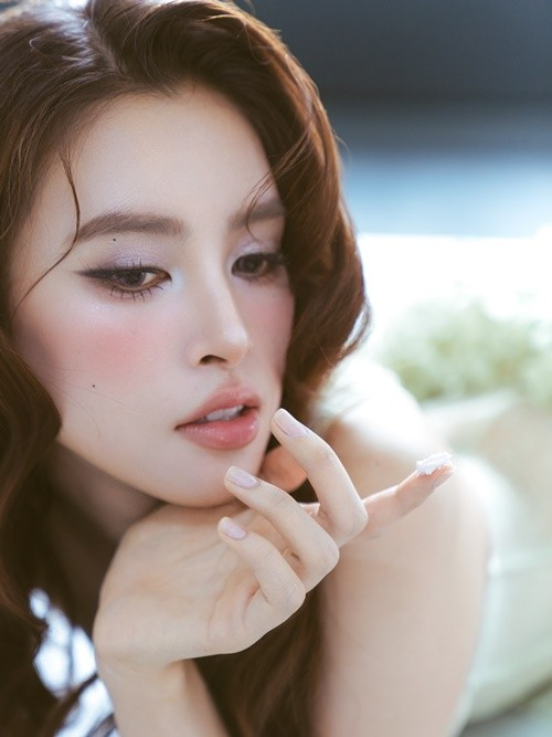 Hoa hậu Tiểu Vy khoe gương mặt tỷ lệ vàng, vóc dáng gợi cảm đón tuổi mới - 1