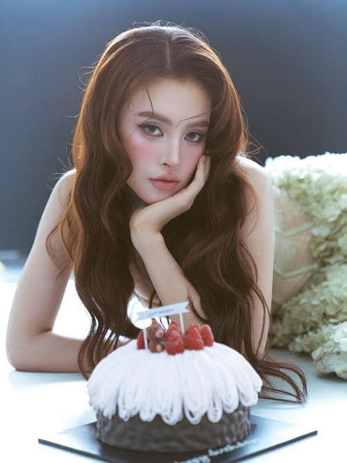 Hoa hậu Tiểu Vy khoe gương mặt tỷ lệ vàng, vóc dáng gợi cảm đón tuổi mới - 2