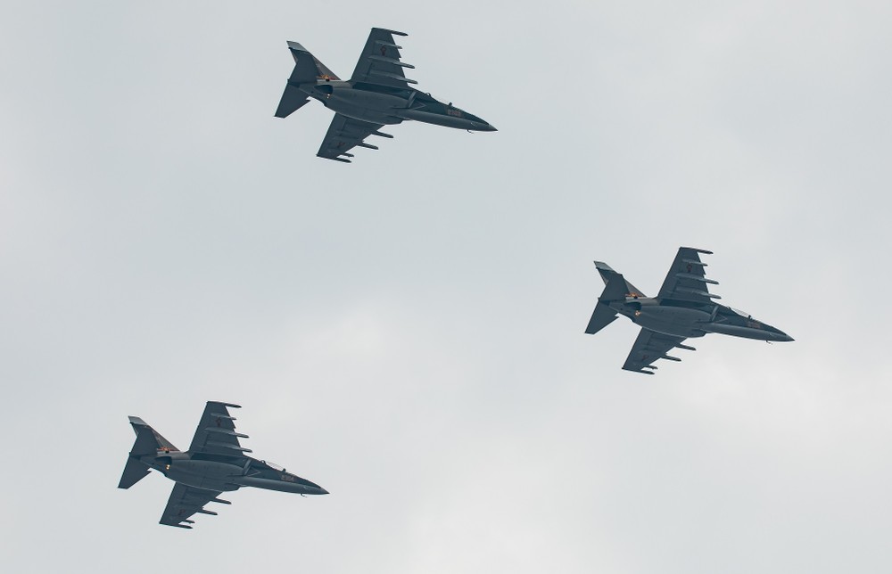 Cận cảnh đội hình bay trình diễn trên bầu trời Hà Nội - 1