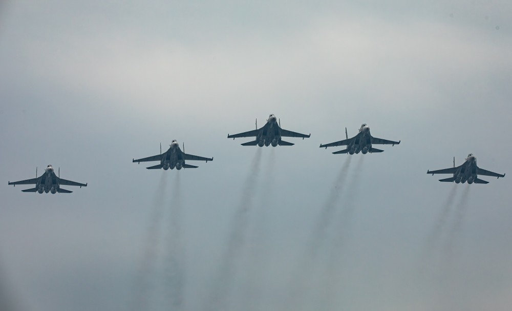 Cận cảnh đội hình bay trình diễn trên bầu trời Hà Nội - 4