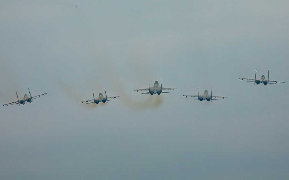 Cận cảnh đội hình bay trình diễn trên bầu trời Hà Nội - 6