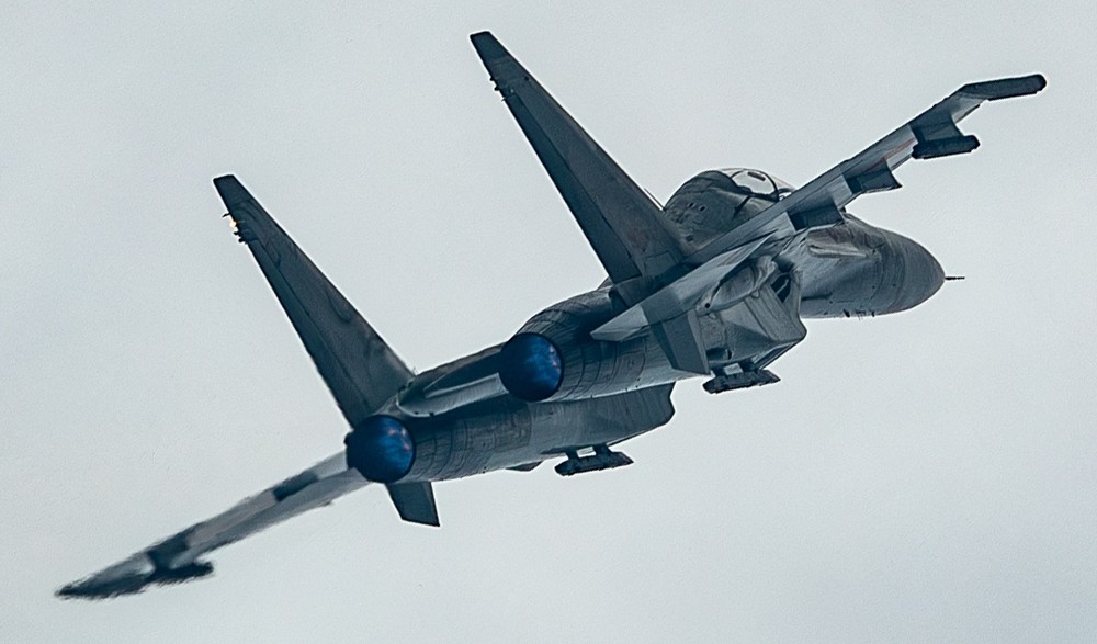 Clip máy bay tập luyện trên bầu trời.