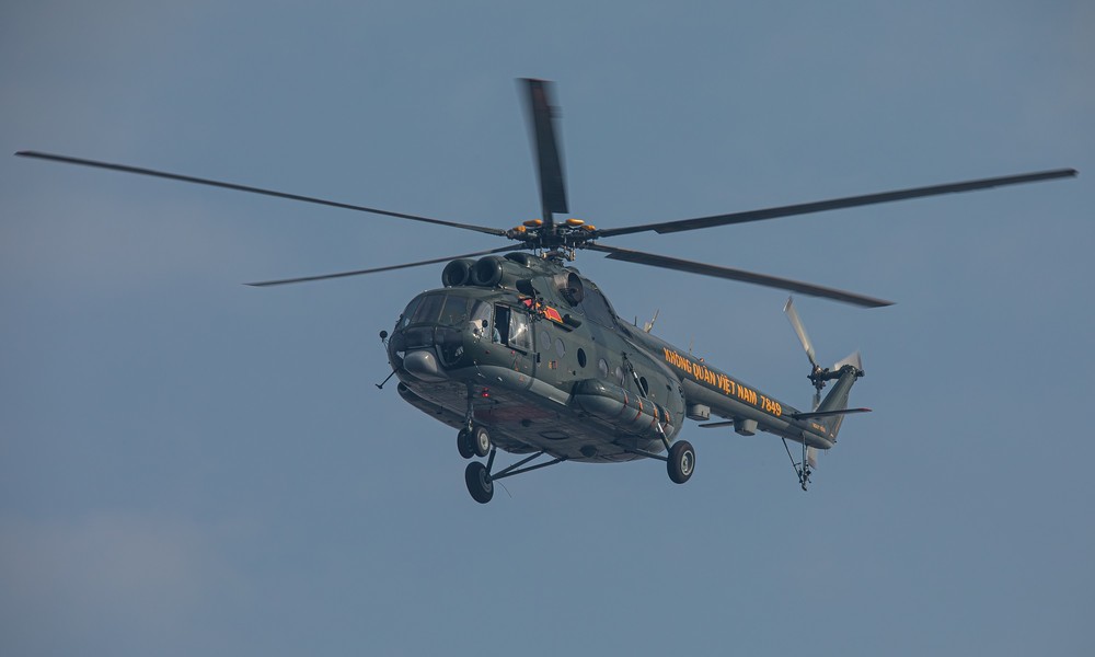 Cận cảnh đội hình bay trình diễn trên bầu trời Hà Nội - 3