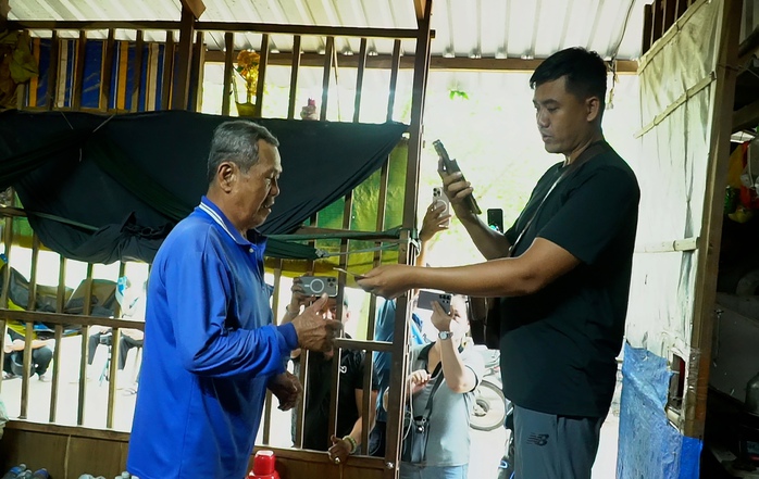 Ông Ngô Hoàng Minh nhận quà từ các nhà hảo tâm đến trực tiếp trao cho ông
