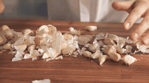 Một nhúm vỏ tỏi mà thanh lọc không gian sống cực tốt, đủ để trấn an trong tháng 7 âm "cô hồn"